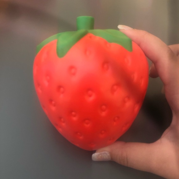 Strawberry squishy - Picture 1 of 2
